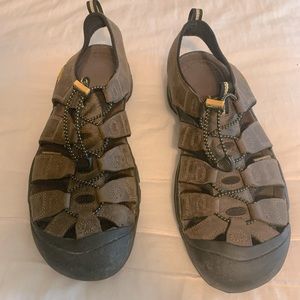 Keen Men’s Newport Closed Toe Sandals!!